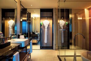 Suite, 1 Bedroom | Bathroom | Free toiletries, hair dryer, slippers, towels - Aloft Taipei Beitou (Taipei)