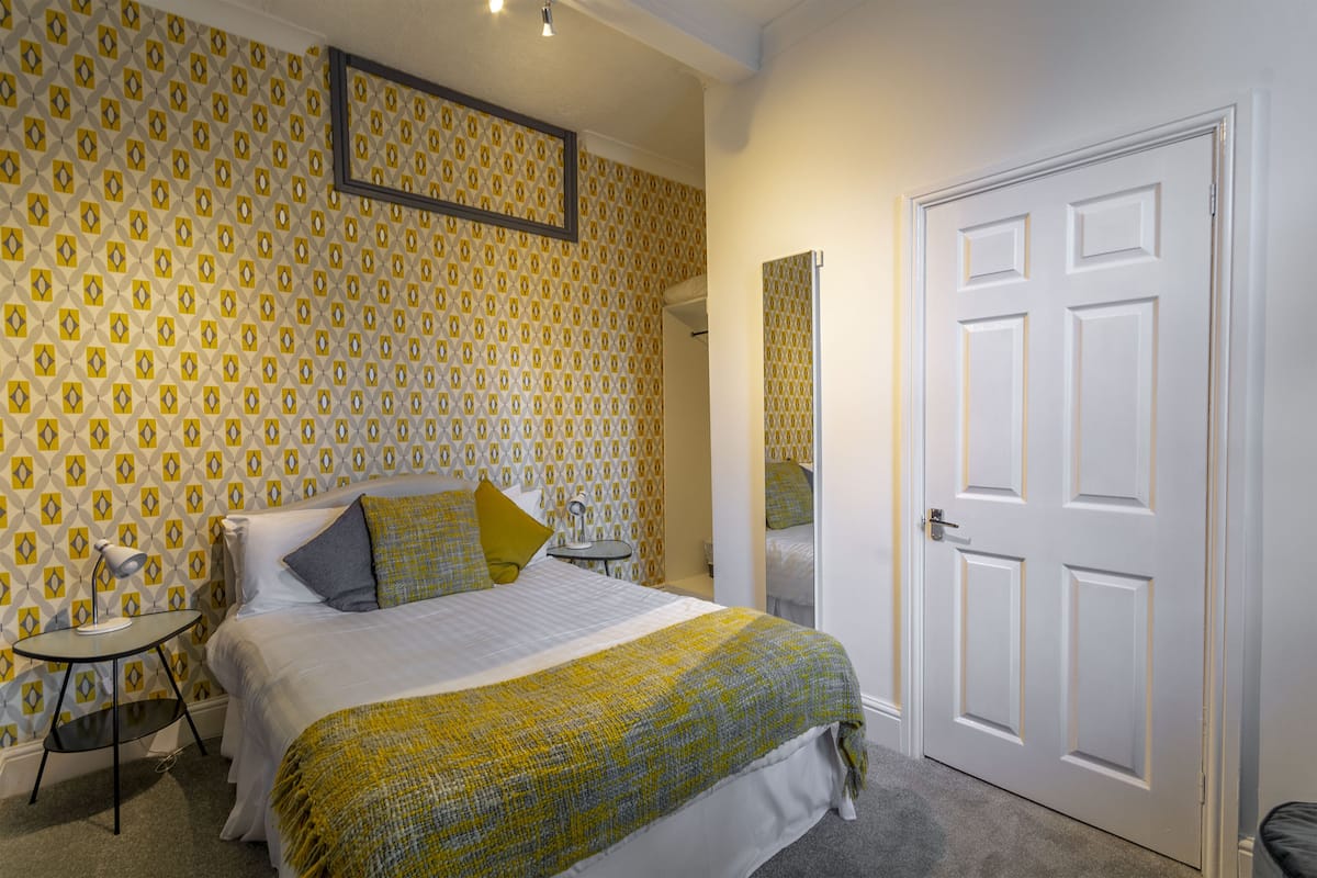 Ropa de cama hipoalergénica, decoración personalizada y escritorio