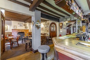 2 bars/lounges - The Forest Lodge (Mansfield)