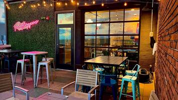 2 bars/lounges, rooftop bar