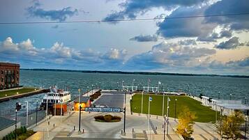 Egyptian cotton sheets, premium bedding, down duvets, minibar