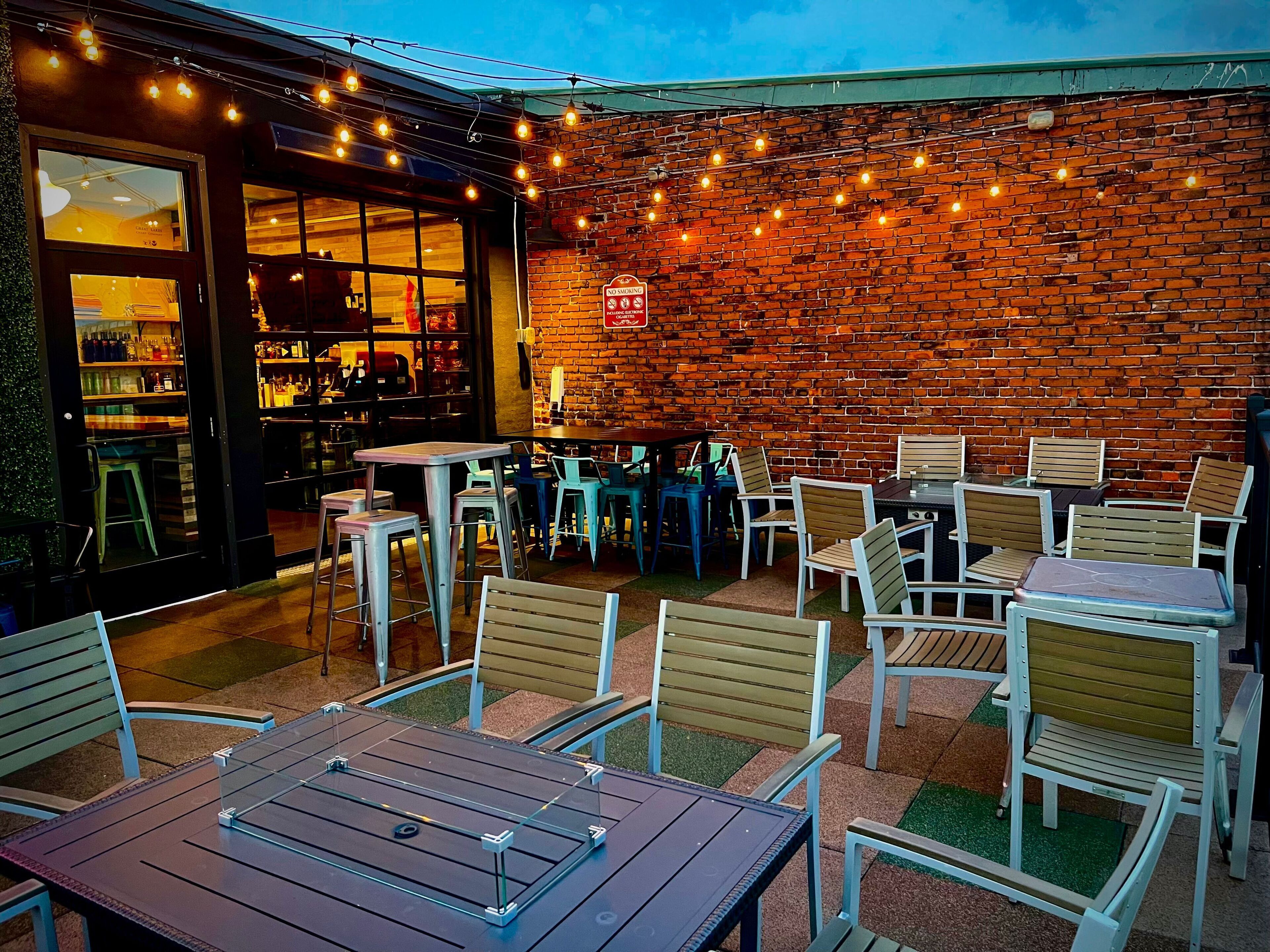 2 bars/lounges, rooftop bar