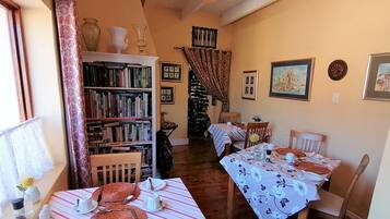 Daily full breakfast (ZAR 150 per person)