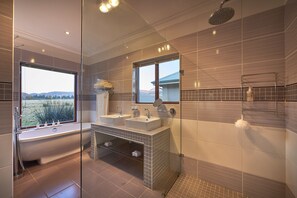 Executive Cottage, 2 Bedrooms, Mountain View | Bathroom