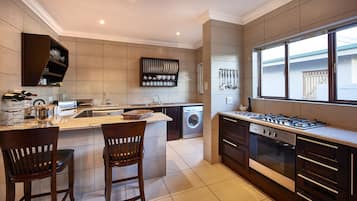 Exclusive Cottage, 3 Bedrooms, Mountain View | Private kitchen