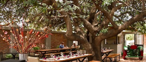 Serveert ontbijt, lunch, diner, regionale gerechten