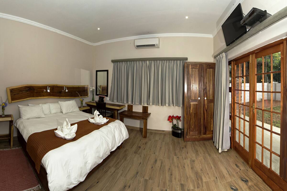 Standard Double Room, 1 Bedroom | Meja, Wi-fi, dihias secara berasingan 