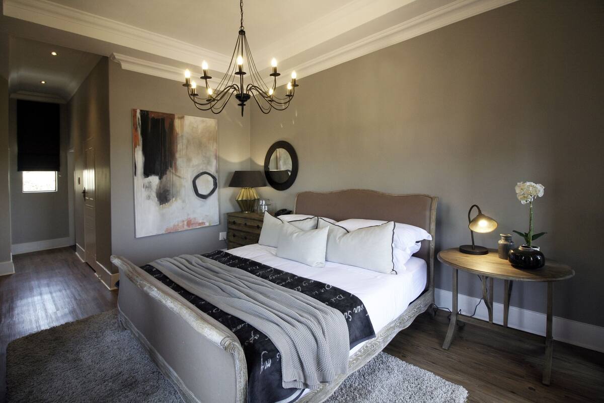 Executive Suite | 1 bedroom, minibar, free WiFi
