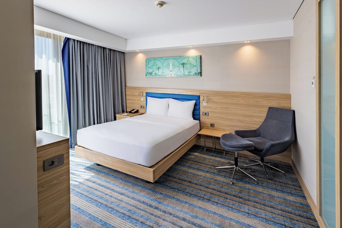 Family Room, 1 Queen Bed with Sofa bed, Non Smoking | Minibar, in-room safe, individually furnished, desk