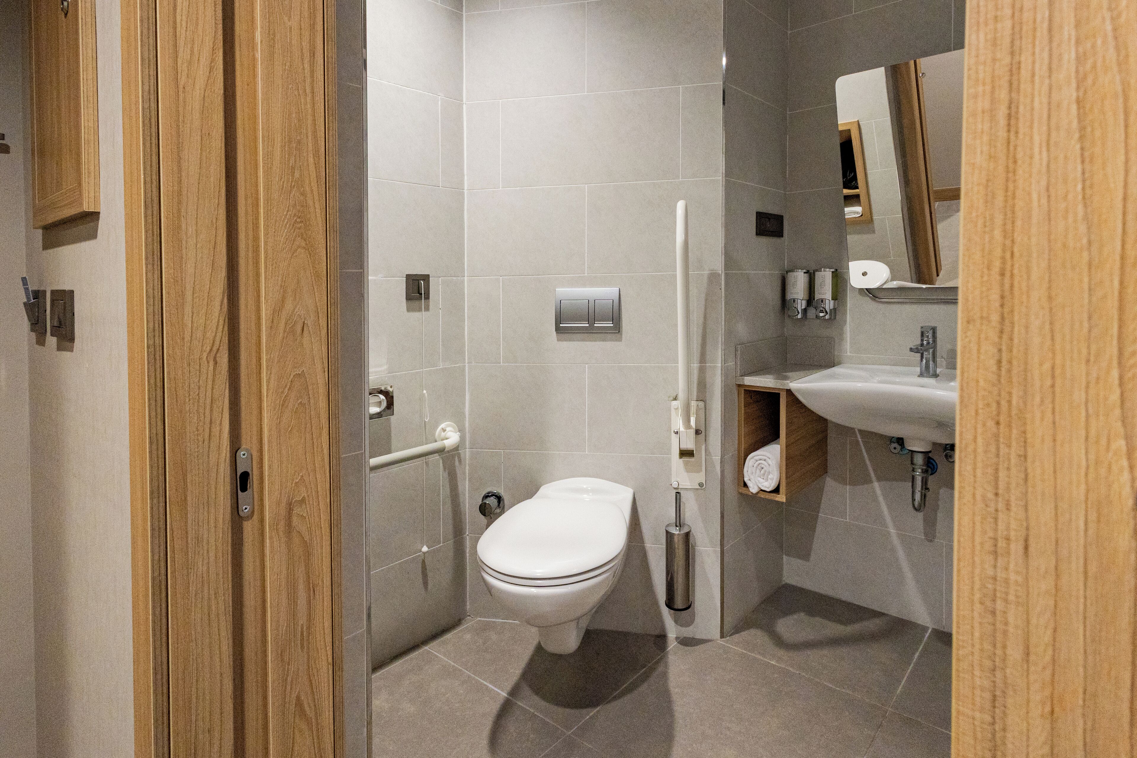 Un baño moderno con inodoro, lavabo y ducha.