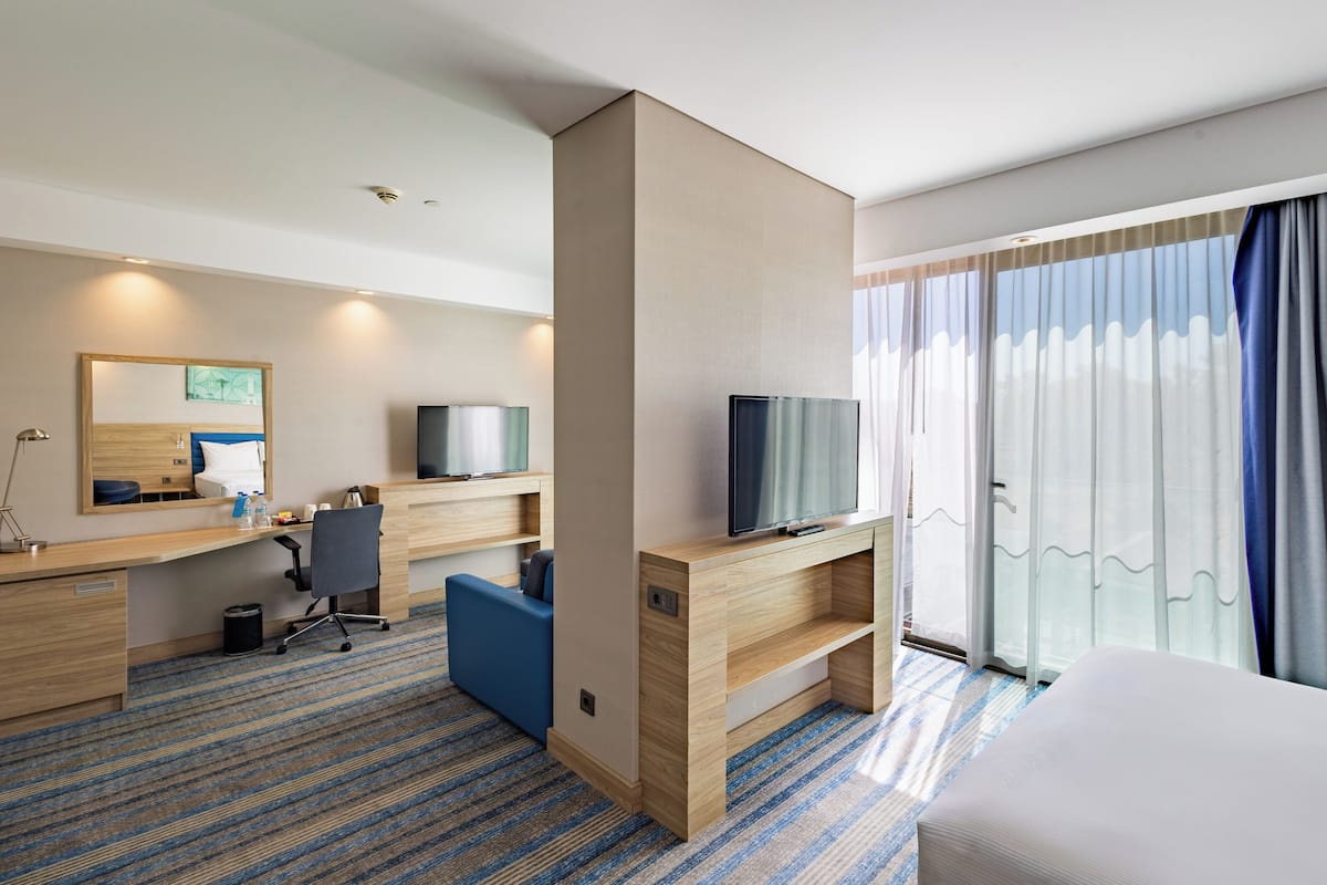 Familiekamer, 1 queensize bed met slaapbank, niet-roken | Een minibar, een kluis op de kamer, een bureau, een laptopwerkplek