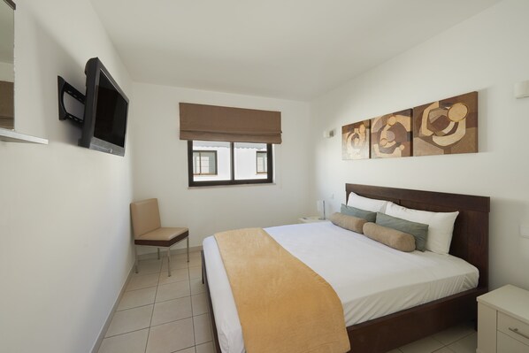 Minibar, brankas, ruang kerja ramah laptop, dan seprai linen