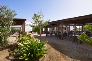 3 間餐廳，供應午餐和晚餐，國際料理