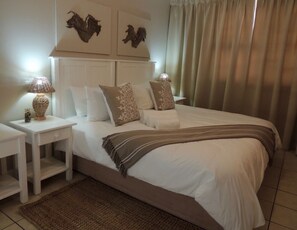 12 bedrooms, individually decorated, desk, laptop workspace - La Mer Guesthouse (Gqeberha (Port Elizabeth))