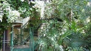 A staircase leading to a building with a sign reading "BATHROOM ROOMS". - Ladybrand Guest House (Mantsopa)