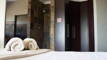 Caja de seguridad en la habitación y escritorio