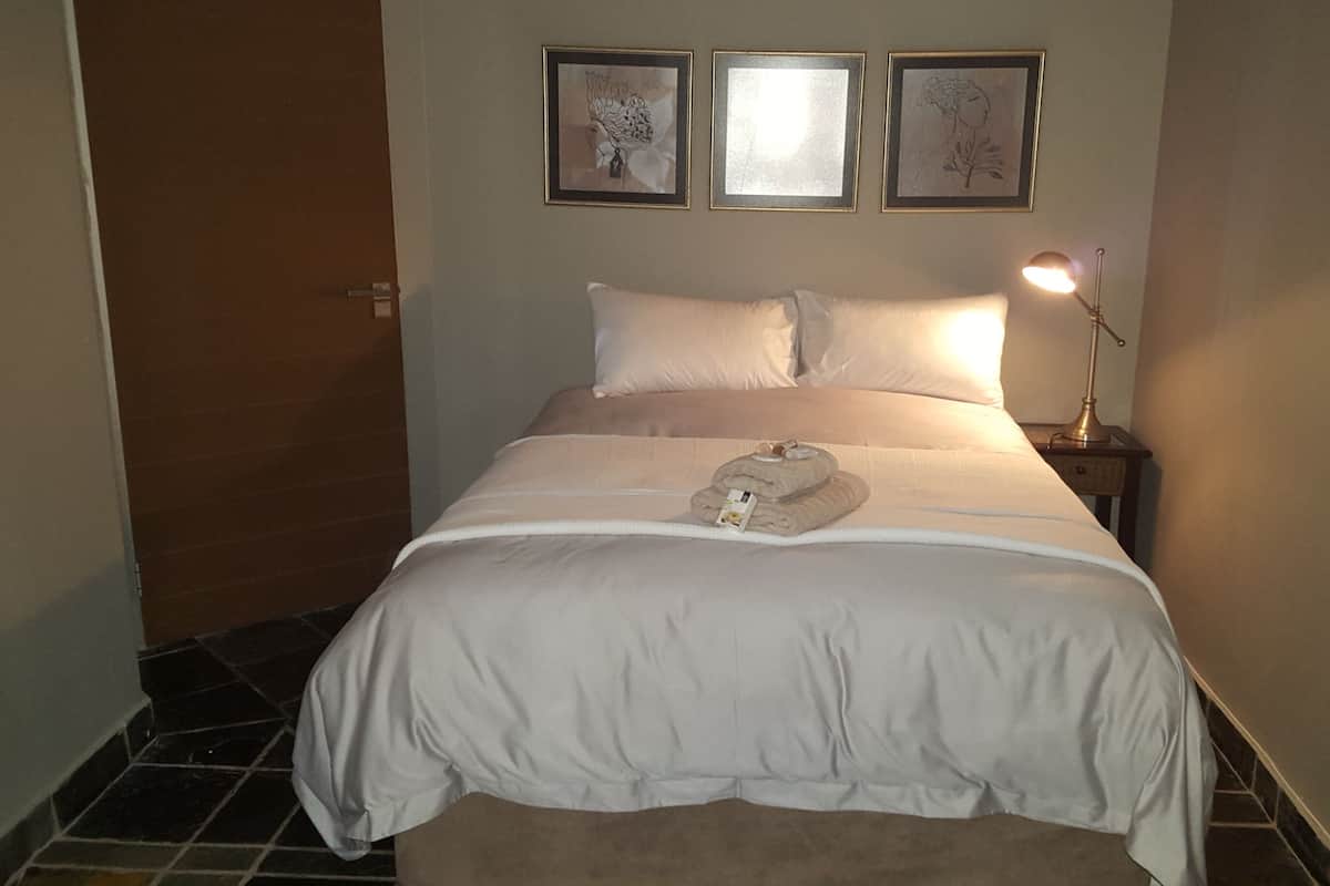 Comfort Room, 1 Bedroom (Room 05) | Peti besi dalam bilik, meja, kalis bunyi, seterika/papan seterika