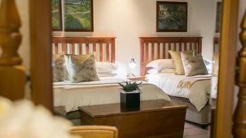 خزنة داخل الغرفة وتجهيزات عازلة للصوت ومكواة/لوح كي وواي فاي مجانًا