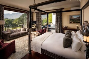 Executive Suite, 1 King Bed, Non Smoking, Ensuite | 1 bedroom, minibar, in-room safe, individually decorated