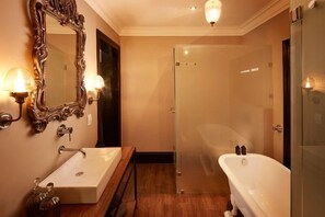 Executive-Suite, mit Bad, Blick auf den Weinberg | Badezimmer | Badewanne und Dusche (separat), Designer-Toilettenartikel, Hausschuhe