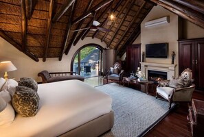 Executive Suite, 1 King Bed, Non Smoking, Ensuite | 1 bedroom, minibar, in-room safe, individually decorated