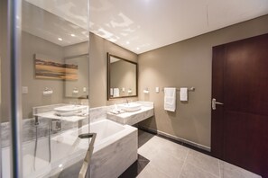Habitación de lujo | Baño | Artículos de higiene personal gratuitos, albornoces y zapatillas