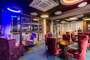 Ocean views, serves breakfast, lunch and dinner