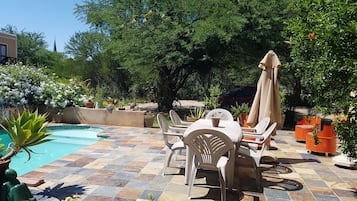 Piscine extérieure, parasols de plage