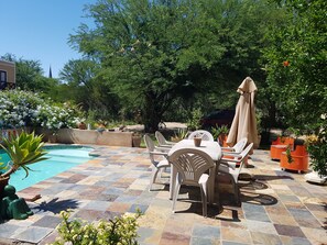 Piscine extérieure, parasols de plage