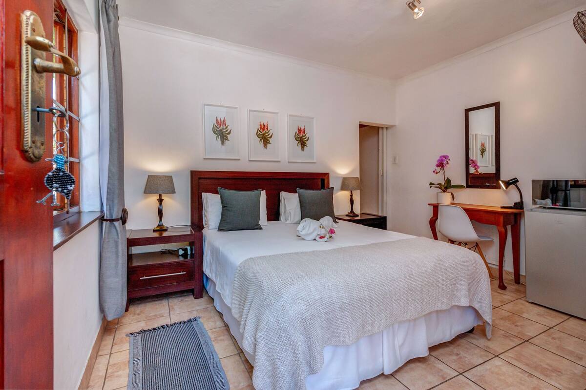 Premium bedding, iron/ironing board, free WiFi, bed sheets
