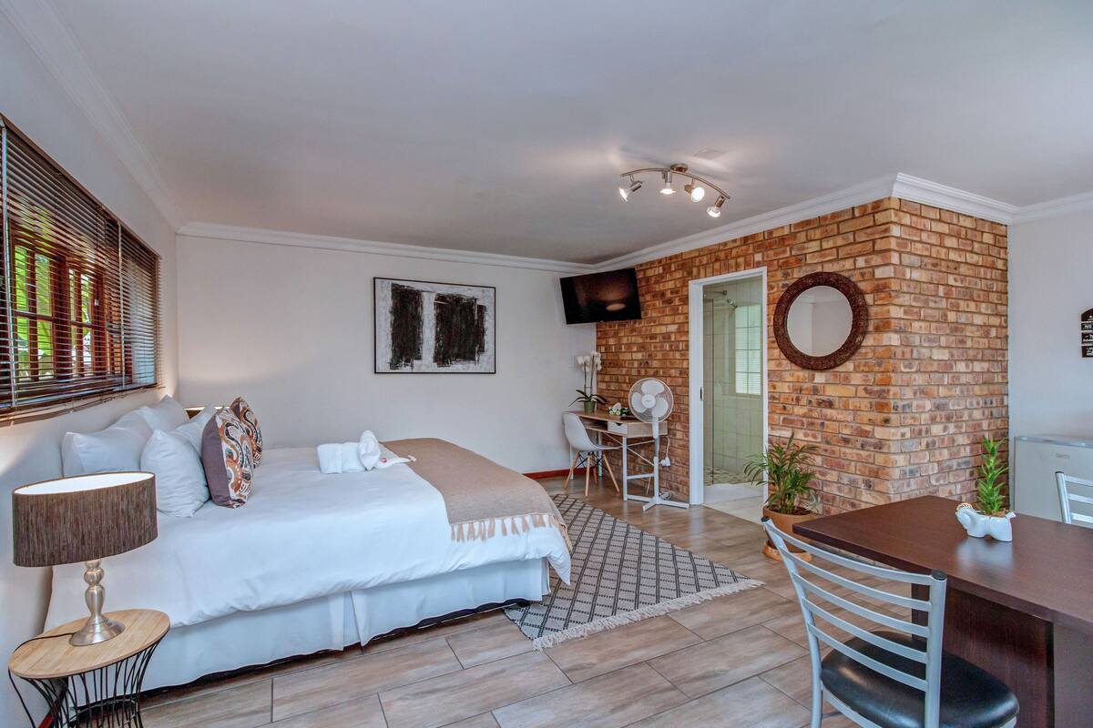 Premium bedding, iron/ironing board, free WiFi, bed sheets