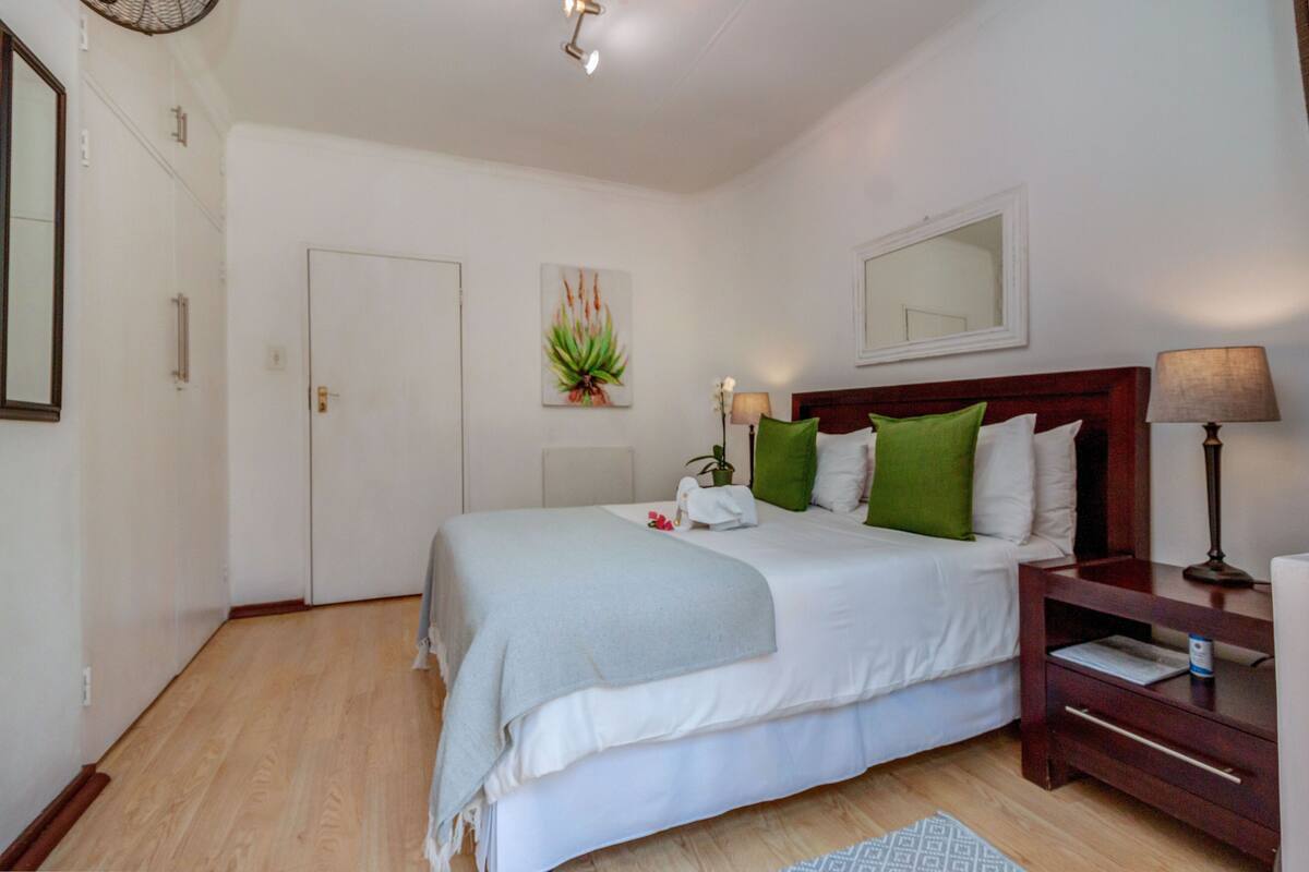 Premium bedding, iron/ironing board, free WiFi, bed sheets