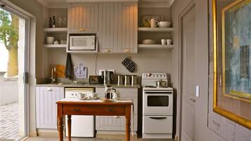 Family Apartment, 2 Bedrooms (Savignon Blanc) | Private kitchenette | Fridge, microwave, oven, stovetop