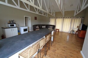 Chalet, 4 Bedrooms (Muhungo Do Mar 2) | Shared kitchen