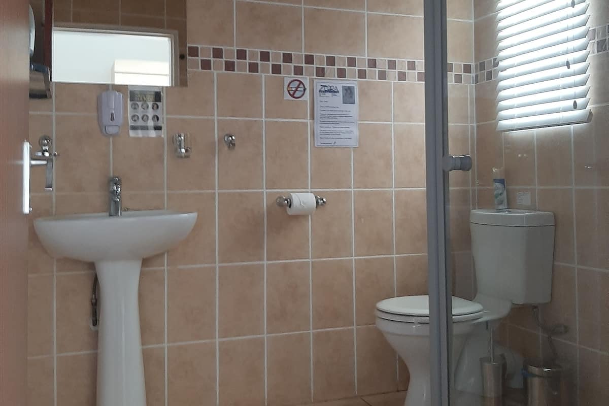Asciugamani, sapone, shampoo, carta igienica