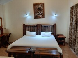 Espacio para trabajar con un portátil y cortinas opacas