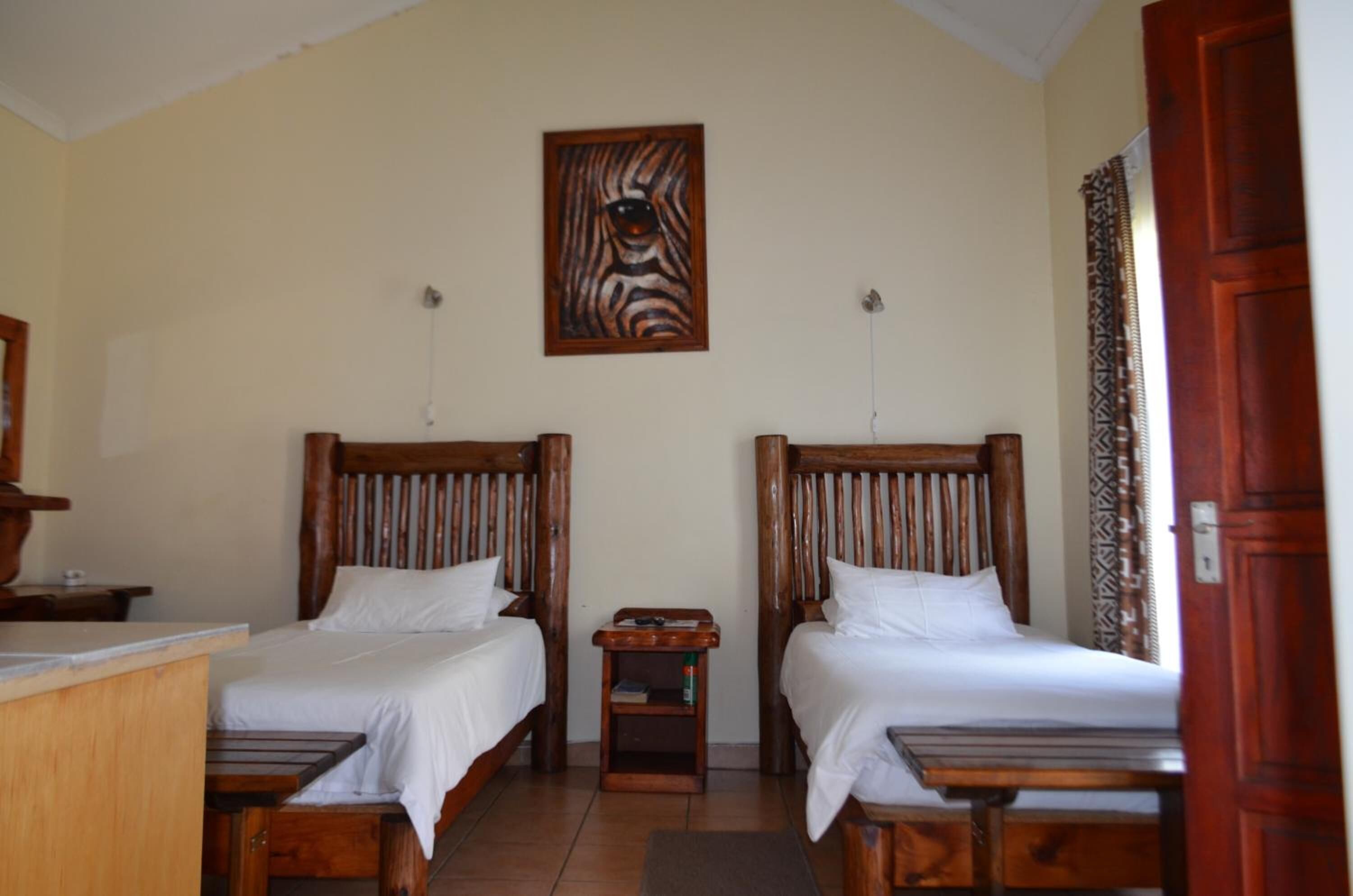 Espacio para trabajar con laptop y cortinas blackout 