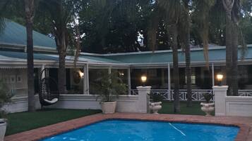 Kolam renang terbuka