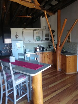 Luxury Queen Room | Private kitchen | Fridge, microwave, coffee/tea maker, electric kettle - The Birdhouse (East London)