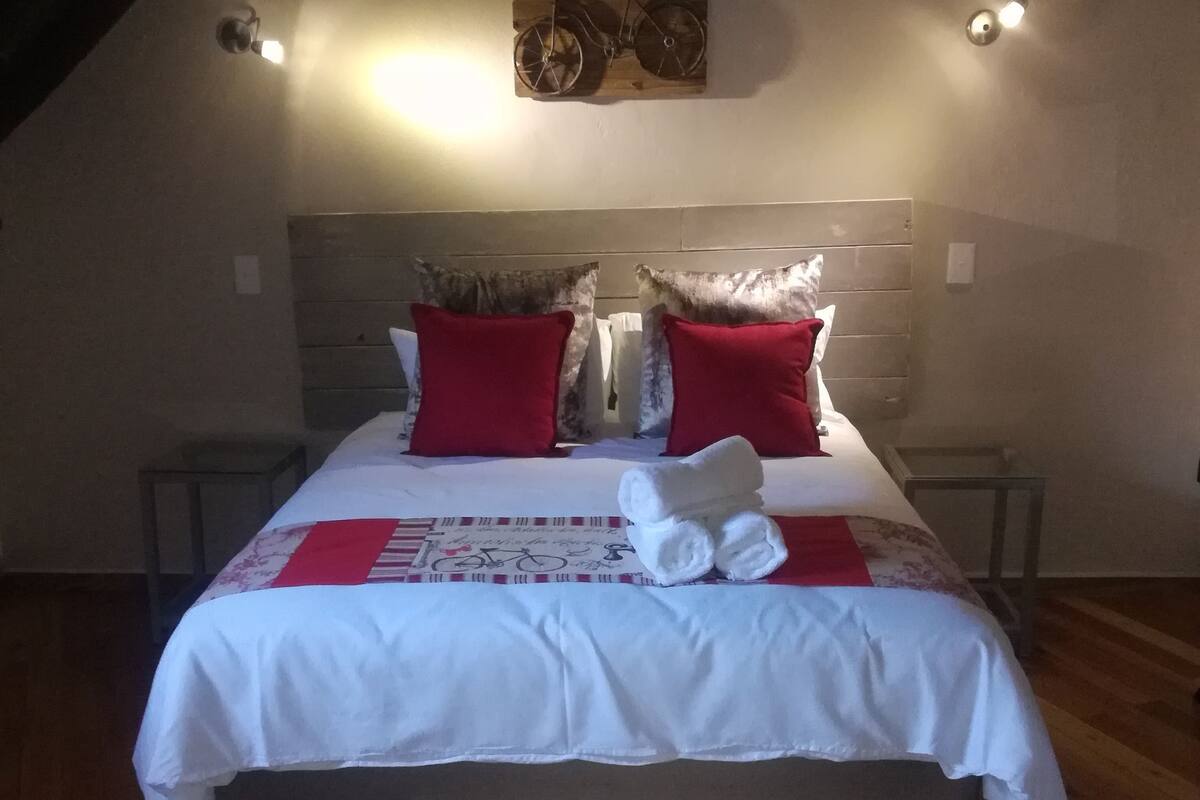 Luxury Queen Room | アイロン / アイロン台、WiFi、ベッドシーツ
