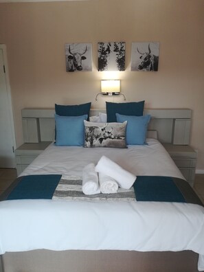 Luxury-Zimmer, 1 Queen-Bett | Bügeleisen/Bügelbrett, WLAN, Bettwäsche