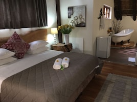 Quarto superluxo, 1 cama King (Upperdeck) | Banheiro | Chuveiro, produtos de toalete grátis, toalhas de banho