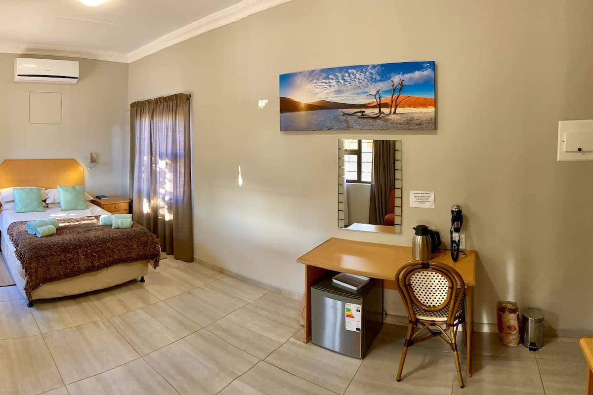 luxury room, 1 bedroom | premium bedding, desk, free wifi, bed sheets
