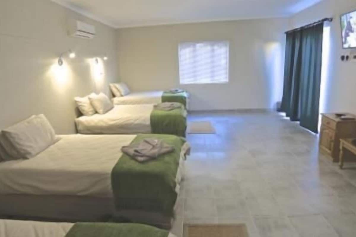 family room, 1 bedroom | premium bedding, desk, free wifi, bed sheets