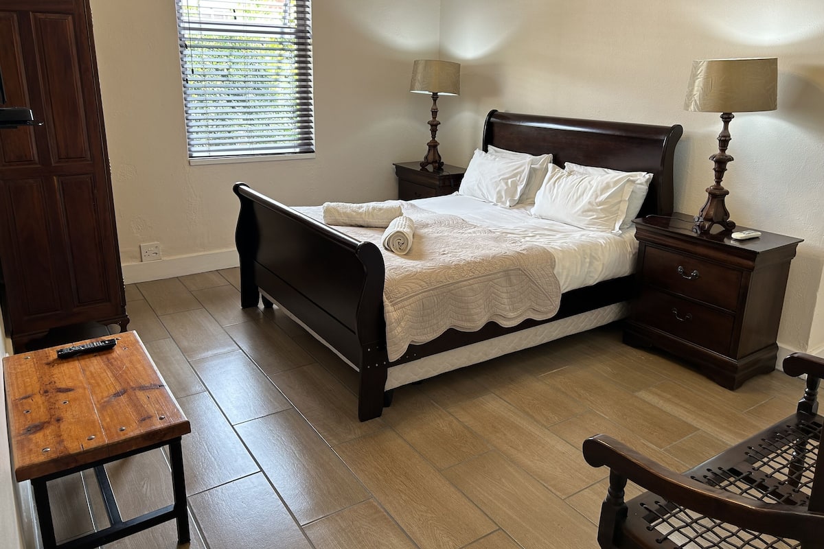 Classic Double Room, 1 Bedroom, Non Smoking, Ensuite | 1 bedroom, laptop workspace, iron/ironing board, free WiFi