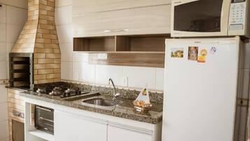 Refrigerador, microondas, horno, placa de cocina