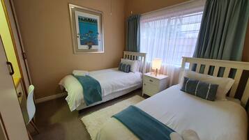 Apartamento conforto, 2 quartos | 2 quartos, roupas de cama premium, edredons de pluma, cofres nos quartos