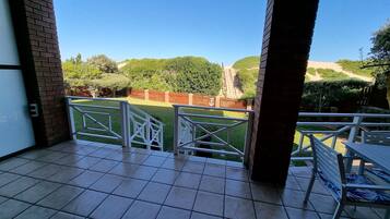 Apartamento conforto, 2 quartos | Terraço/pátio