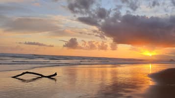 Aan het strand, wit zand, parasols, strandlakens