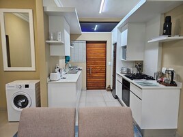 Refrigerador con freezer, microondas, horno, placa de cocina